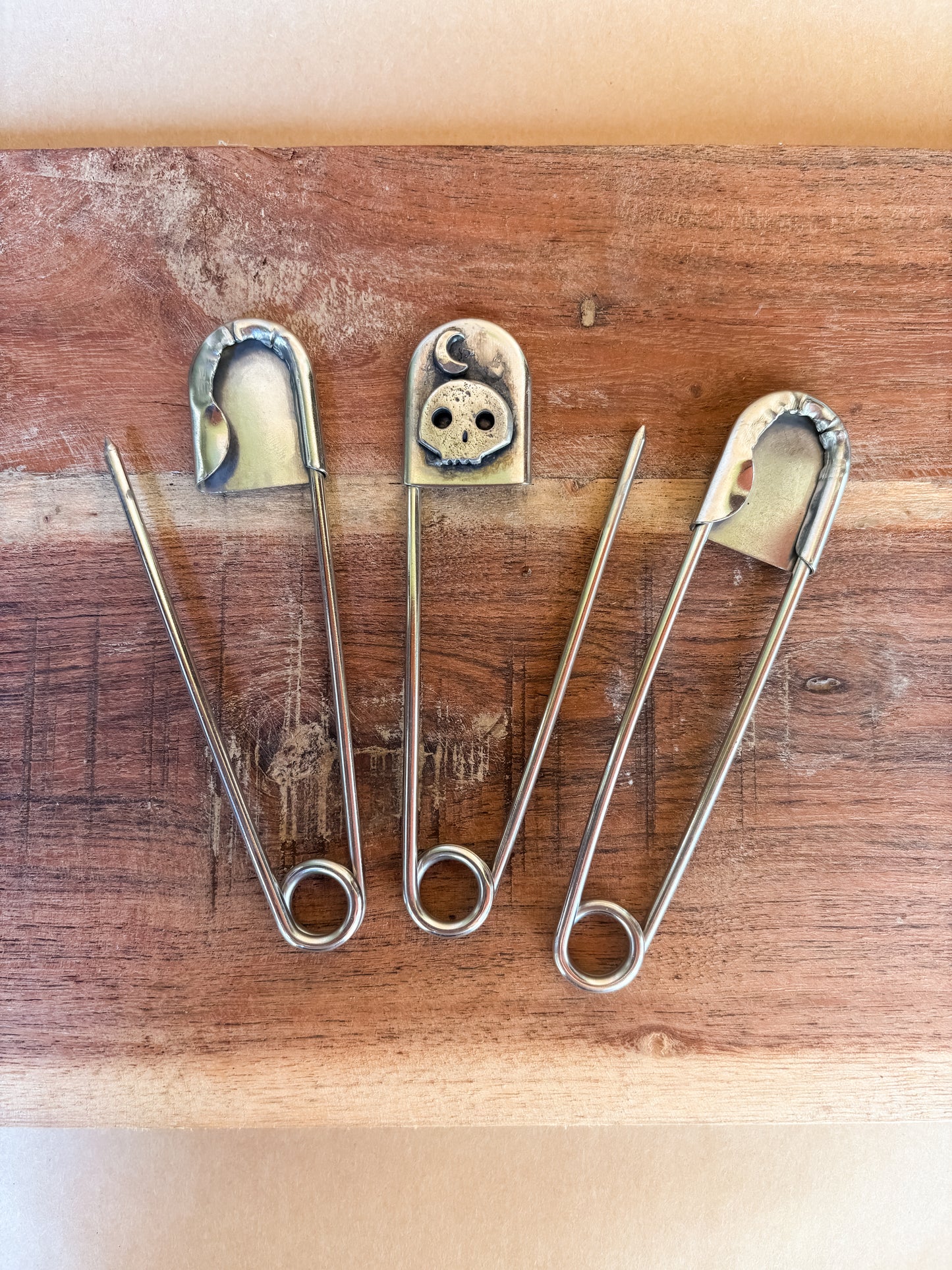 swirl snake safety pin