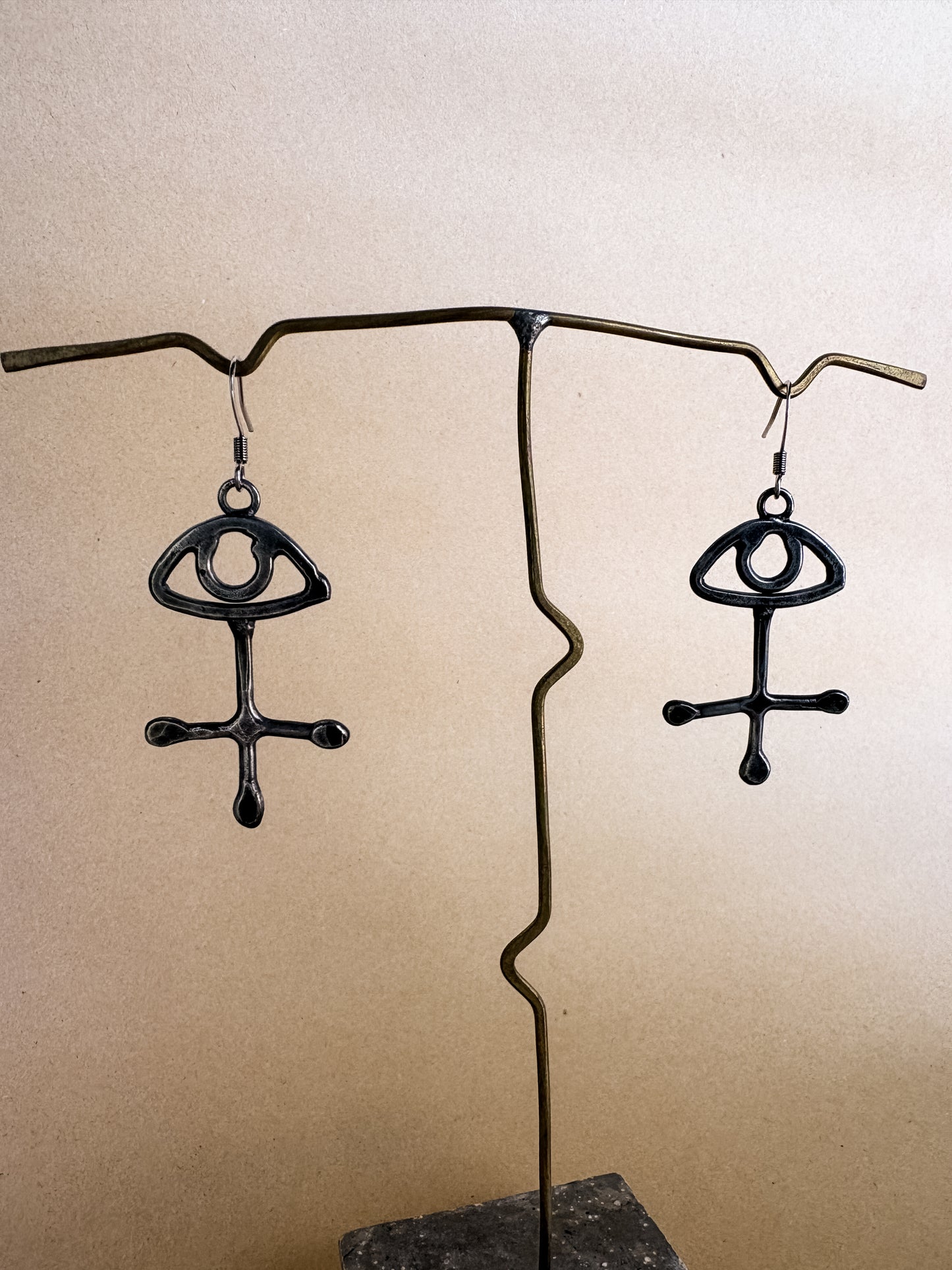 trapeze eye earrings
