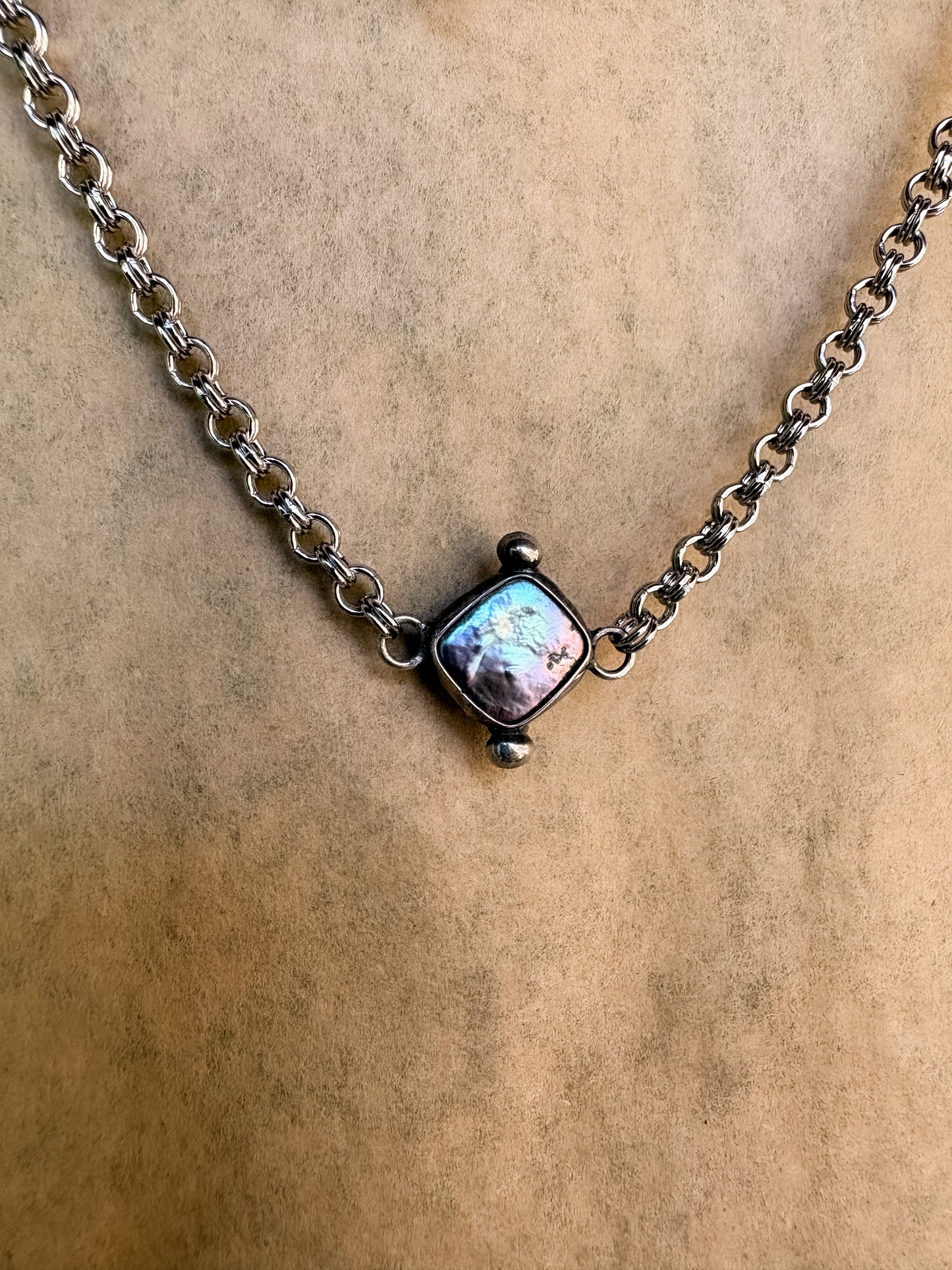 shark blue pearl choker