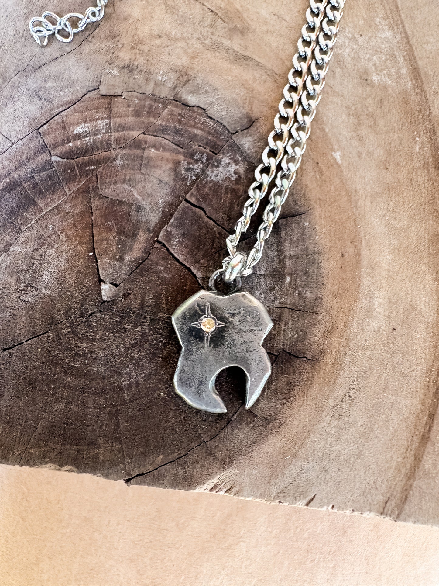 honey star tooth gem necklace