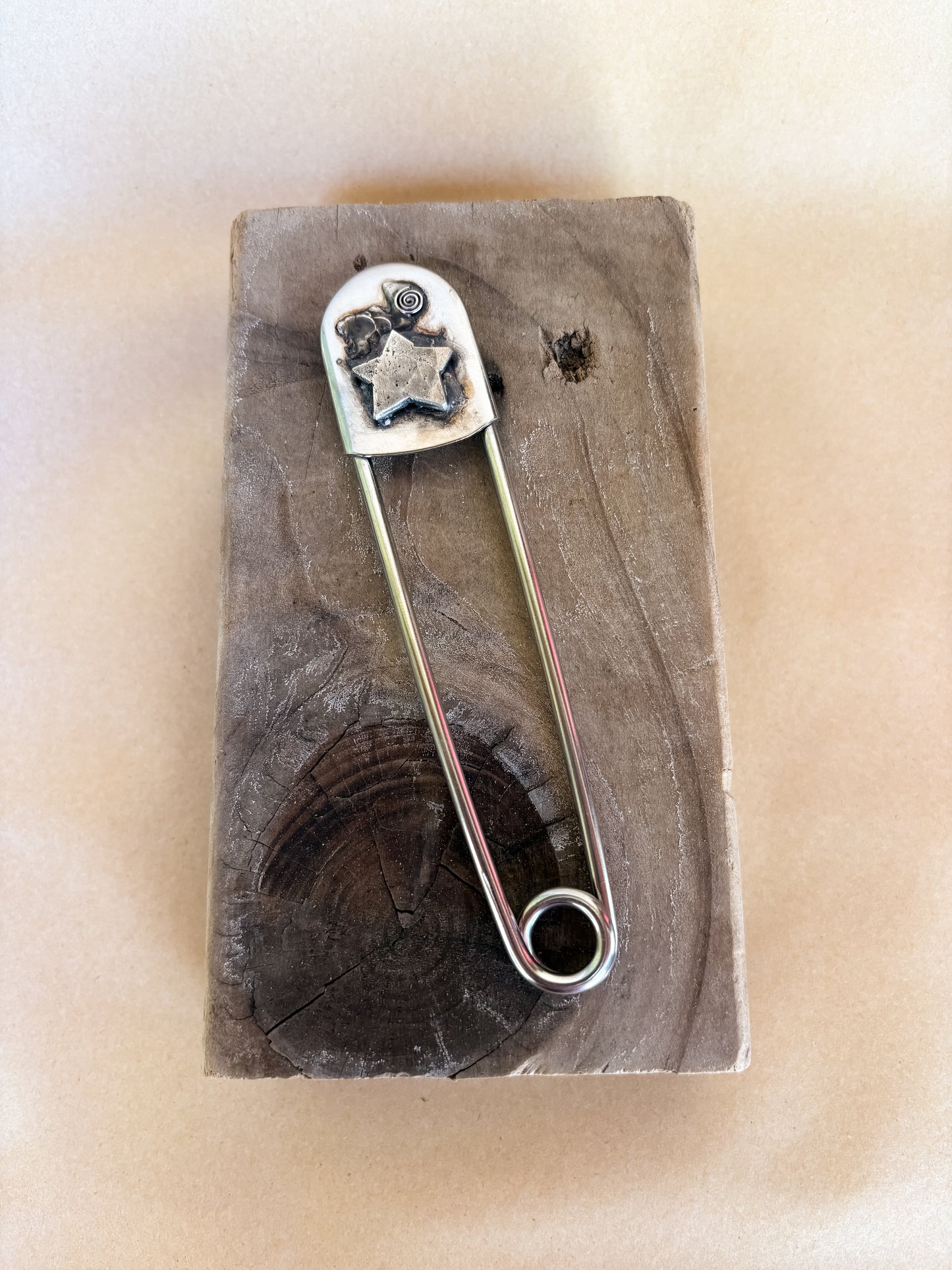 star swirl safety pin