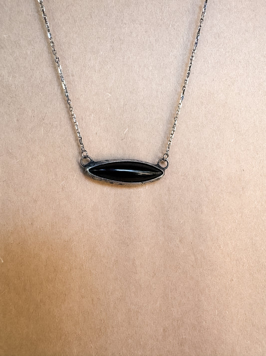black gaze thread necklace