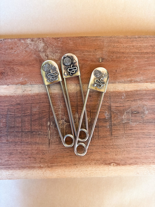 swirl snake safety pin