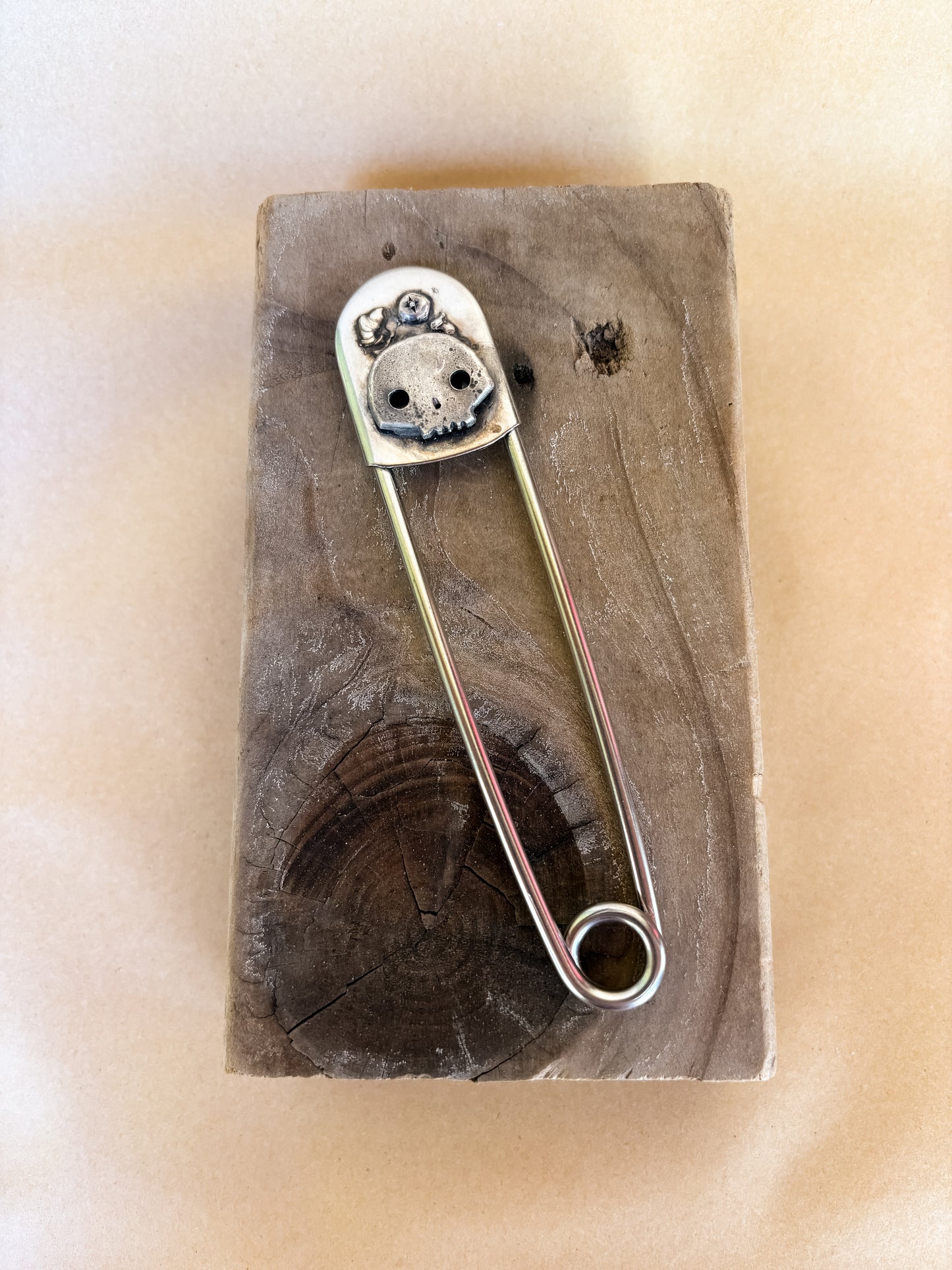 skull star safety pin