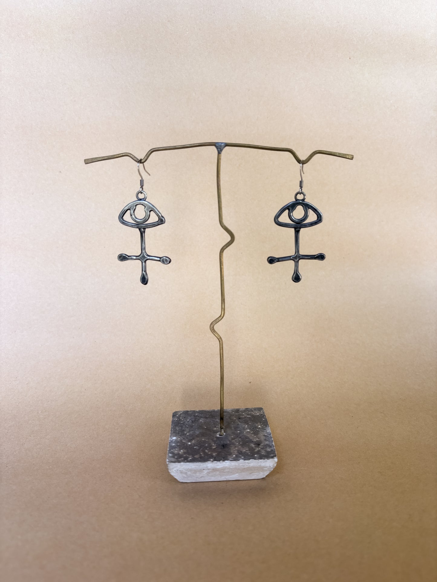 trapeze eye earrings