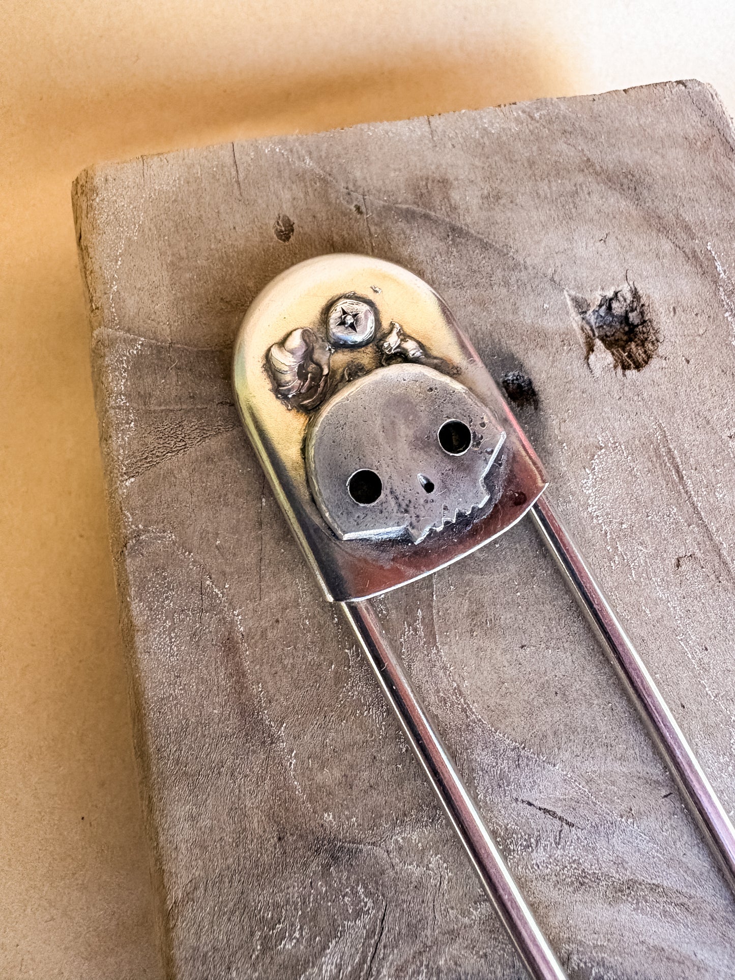 skull star safety pin