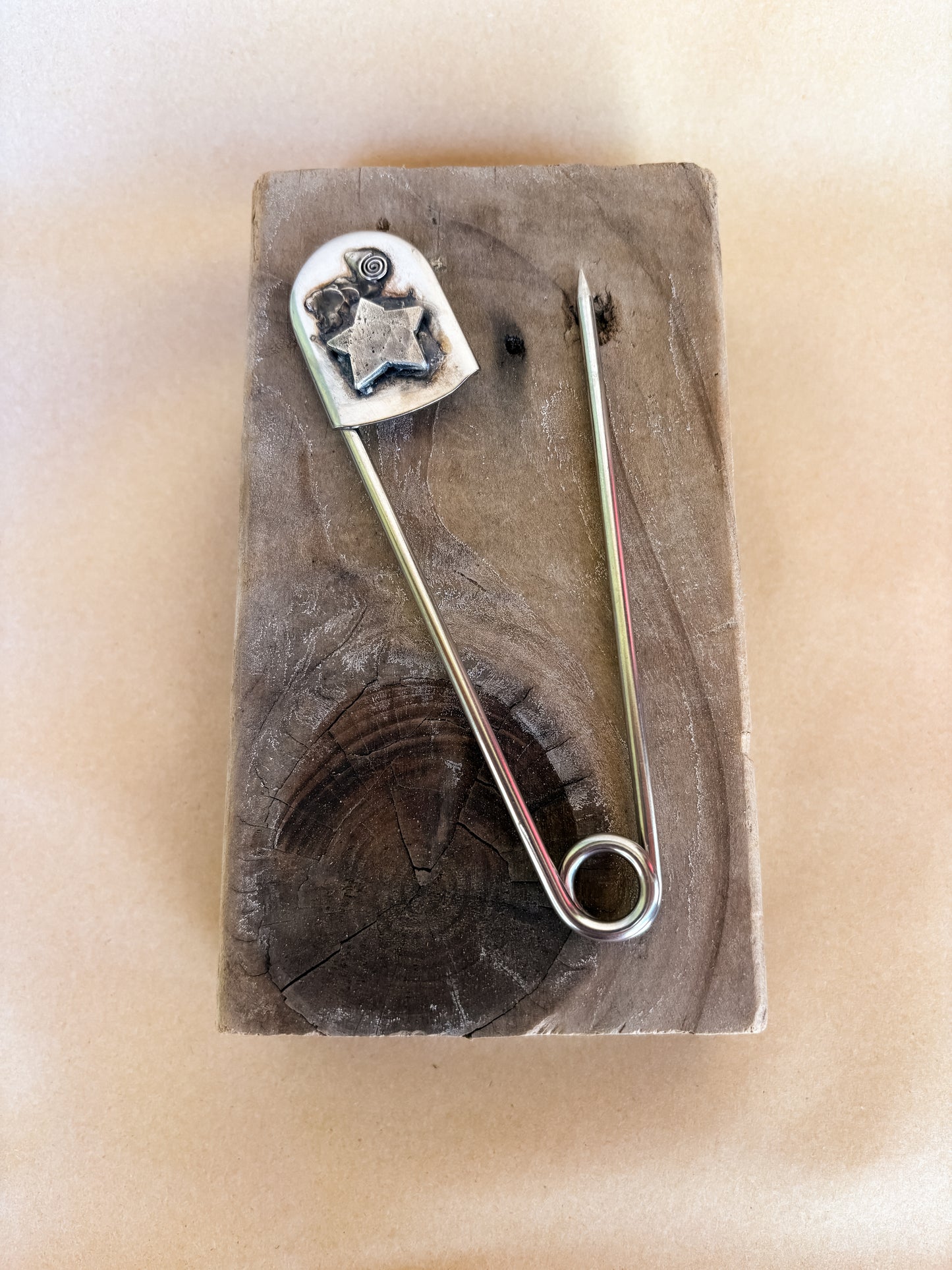 star swirl safety pin