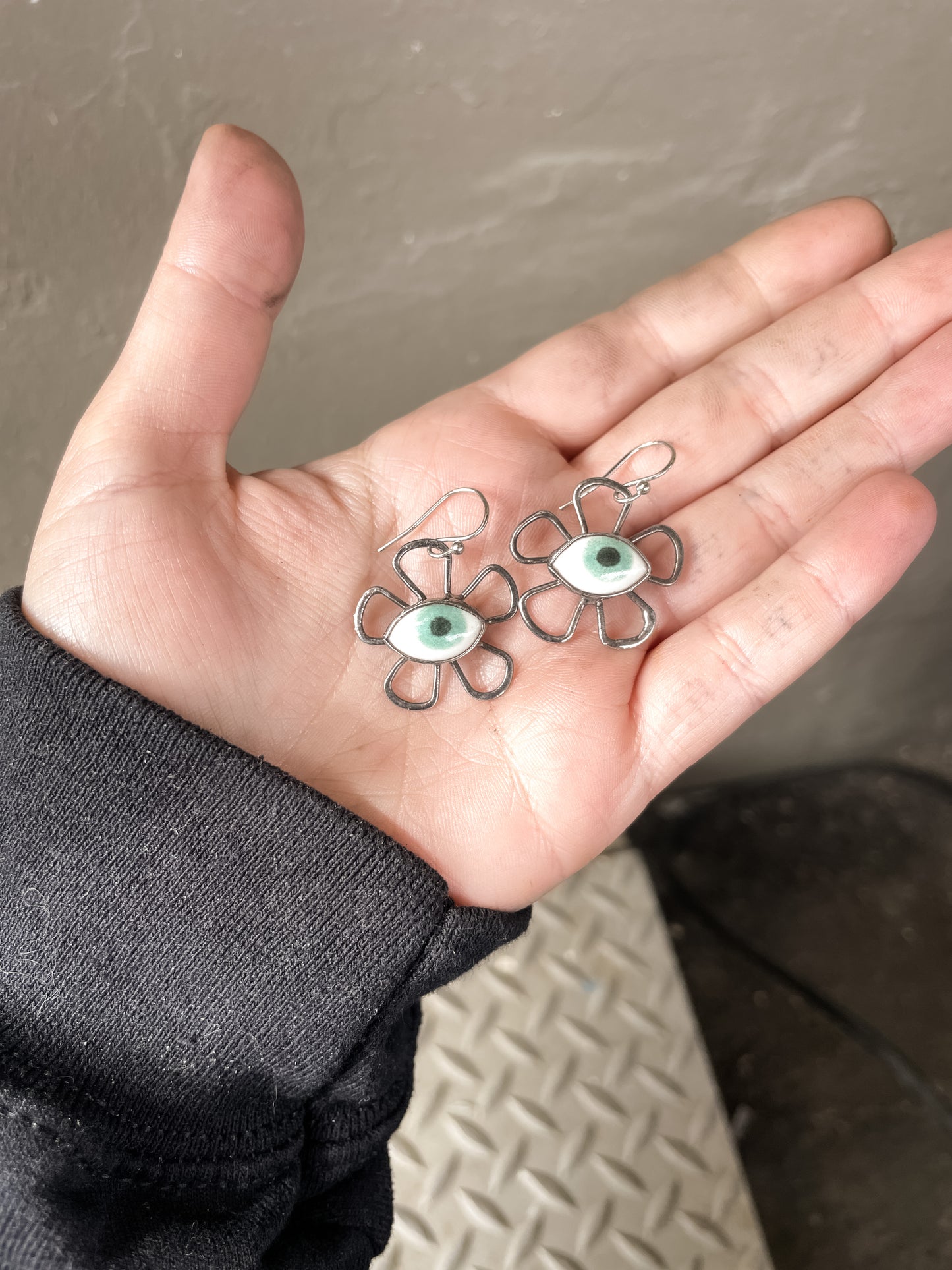 flower eye earrings